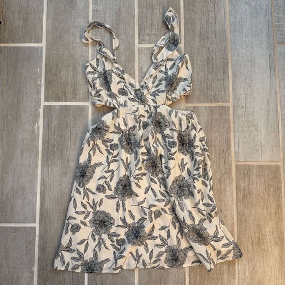 Abercrombie & Fitch Dresses & Skirts - Abercrombie & Fitch Black Floral Dress
